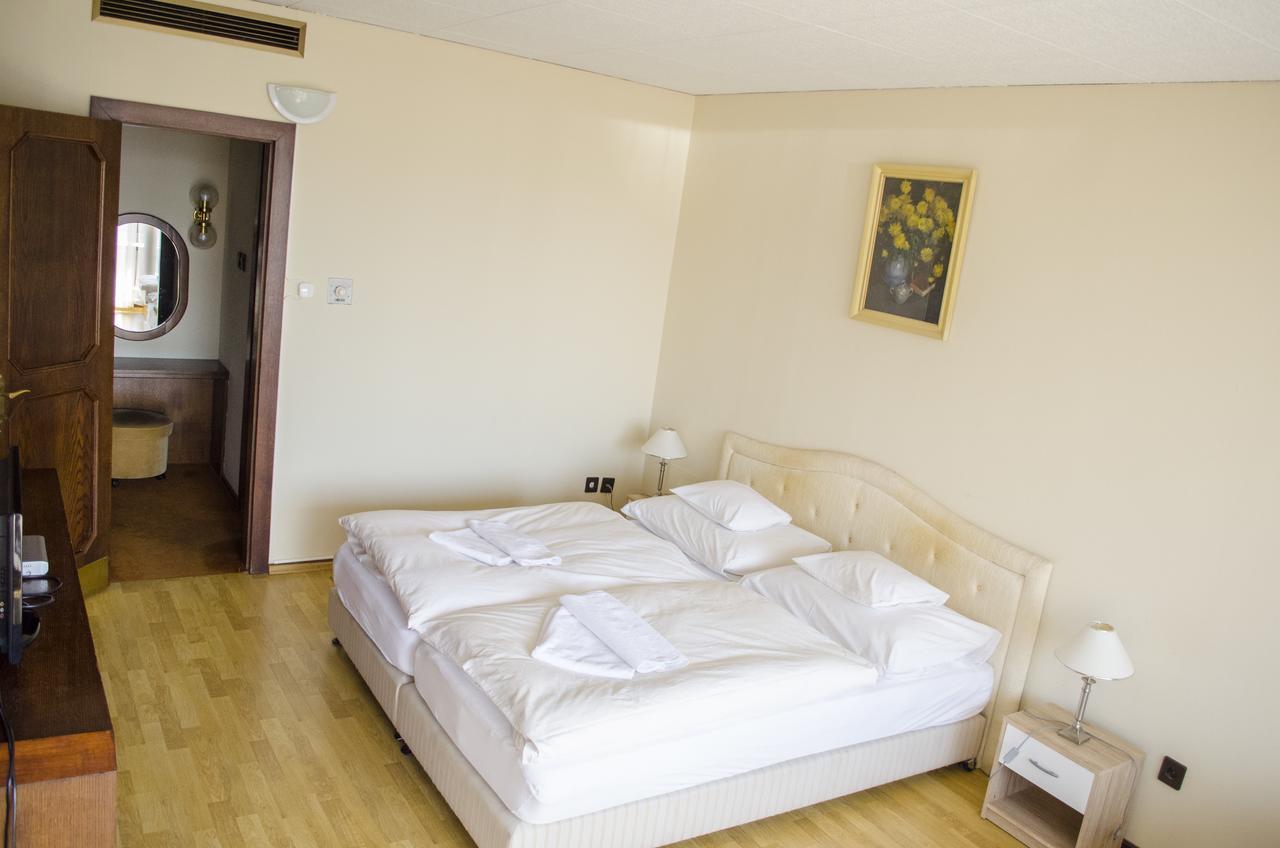 Hotel Konferencia Győr Exteriör bild
