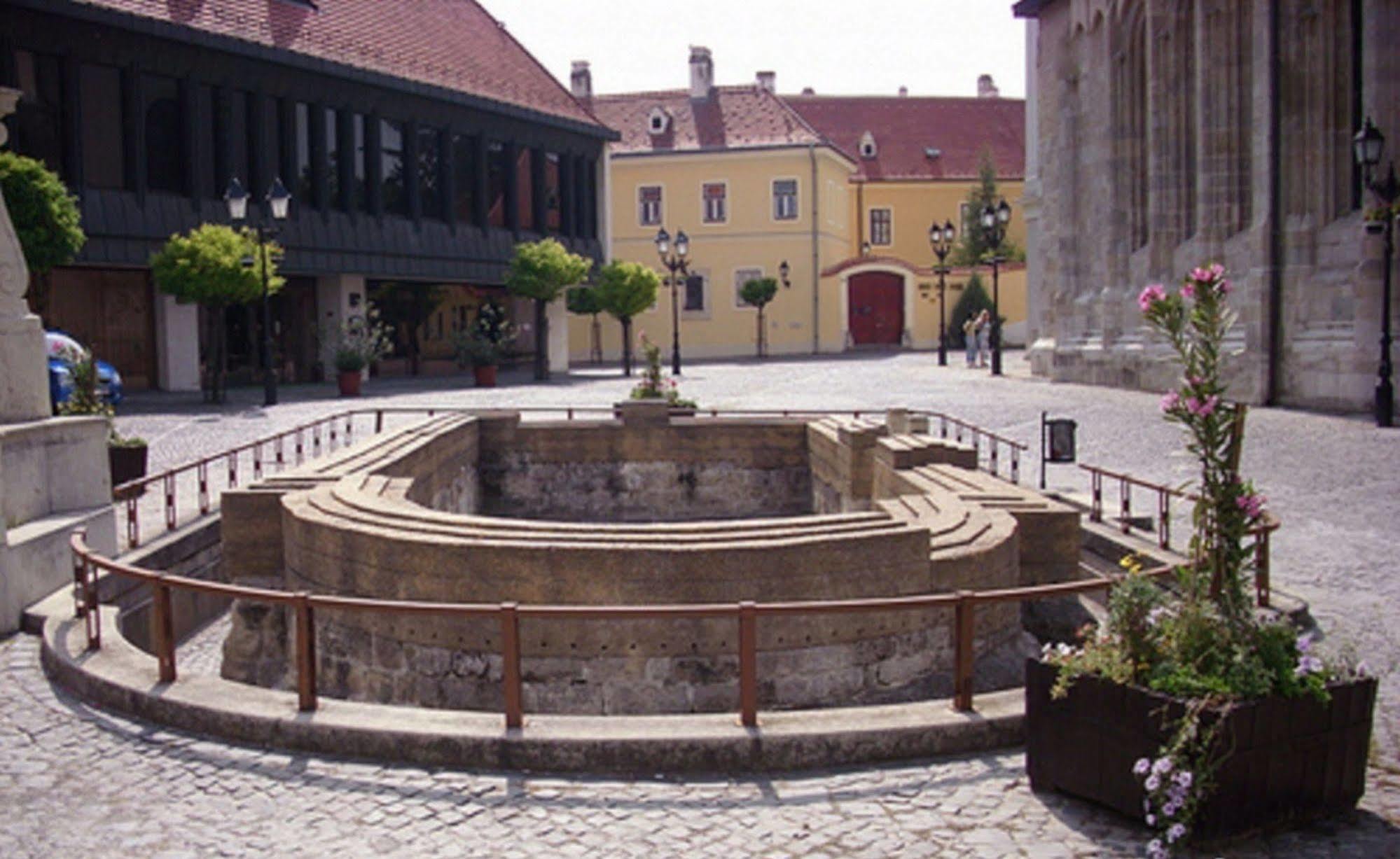 Hotel Konferencia Győr Exteriör bild