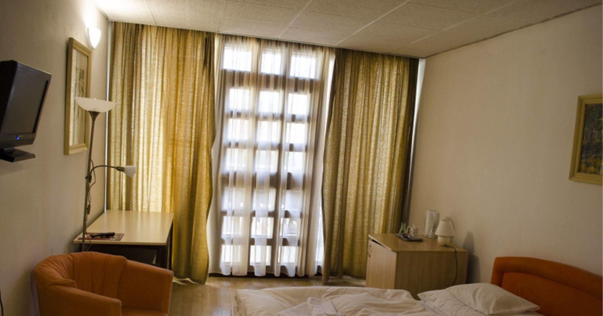 Hotel Konferencia Győr Exteriör bild