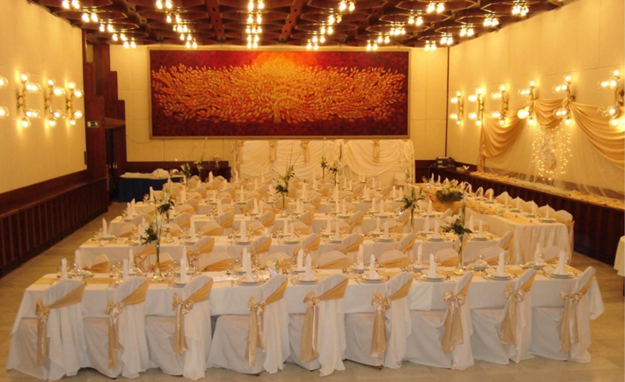 Hotel Konferencia Győr Exteriör bild