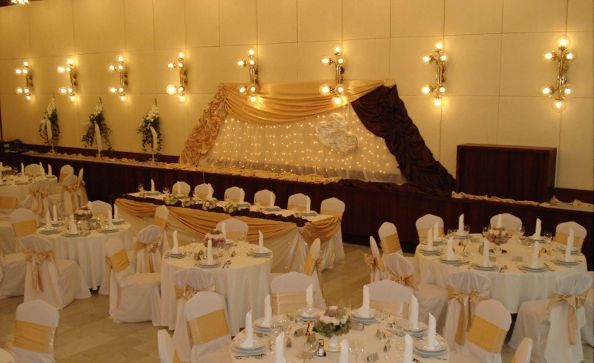 Hotel Konferencia Győr Exteriör bild